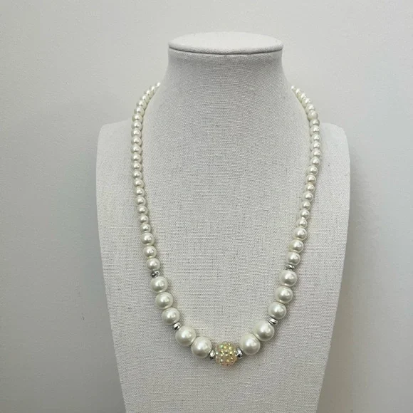 ✨ Vintage Faux Pearl Necklace - Picture 2 of 5